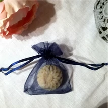 sötétkék organza tasak szappan köszönőajándékhoz