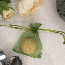 zöld organza tasak szappan köszönőajándékhoz